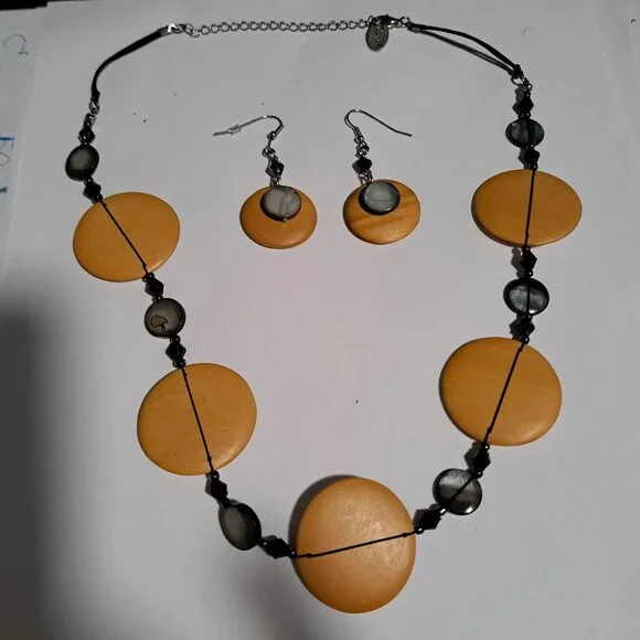 Caracol wooden necklace and earring set - Picture 1 of 7